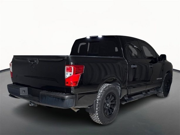 2017 Nissan Titan Platinum Reserve photo 3